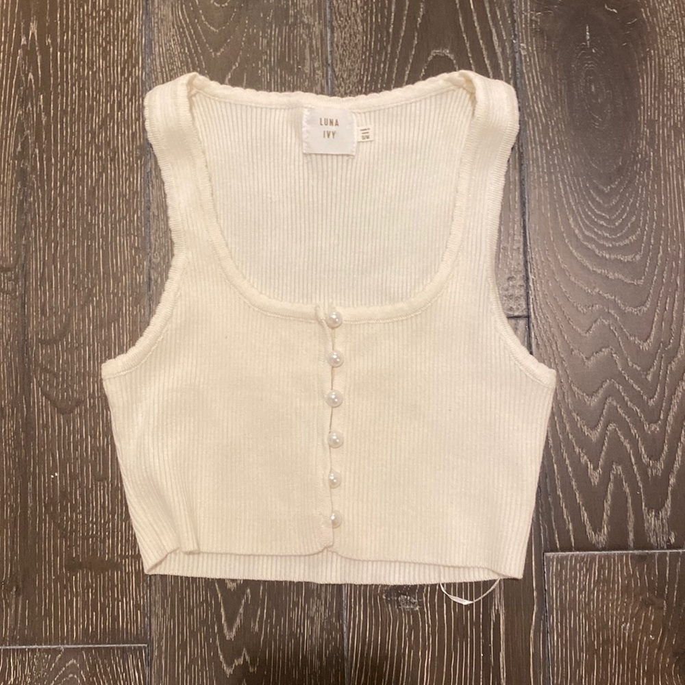 Cute white tank 🤍
